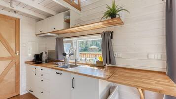 Cafetera y tetera, refrigerador y utensilios de cocina