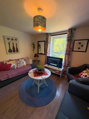 A living room with a sofa, a coffee table, and a television. - #170 Modern 2BR Coventry Stay - Sleeps 4 (West Midlands)