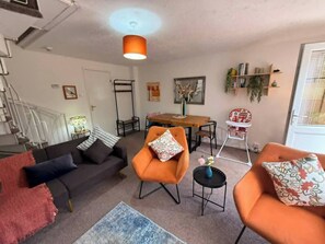 A living room with a sofa, two armchairs, a coffee table, and a dining table. - #173 Tranquil Streetly Home w/ Parking - Sleeps 5 (Birmingham)