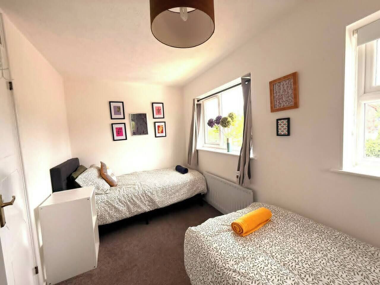 2 bedrooms, desk, iron/ironing board, WiFi