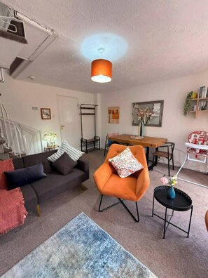 TV, books - #173 Tranquil Streetly Home w/ Parking - Sleeps 5 (Birmingham)