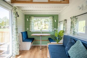 Living area - De Glamping - Tiny Safari Groen | Sleeps 8 (Zeewolde)