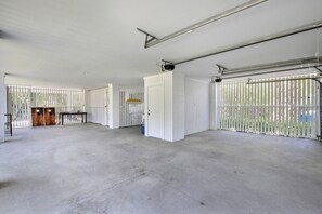 Eine geräumige Garage mit Betonboden, weißen Wänden und einer Metall-Garagentür.