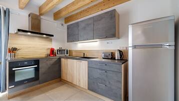 Coffee/tea maker, fridge, microwave, oven