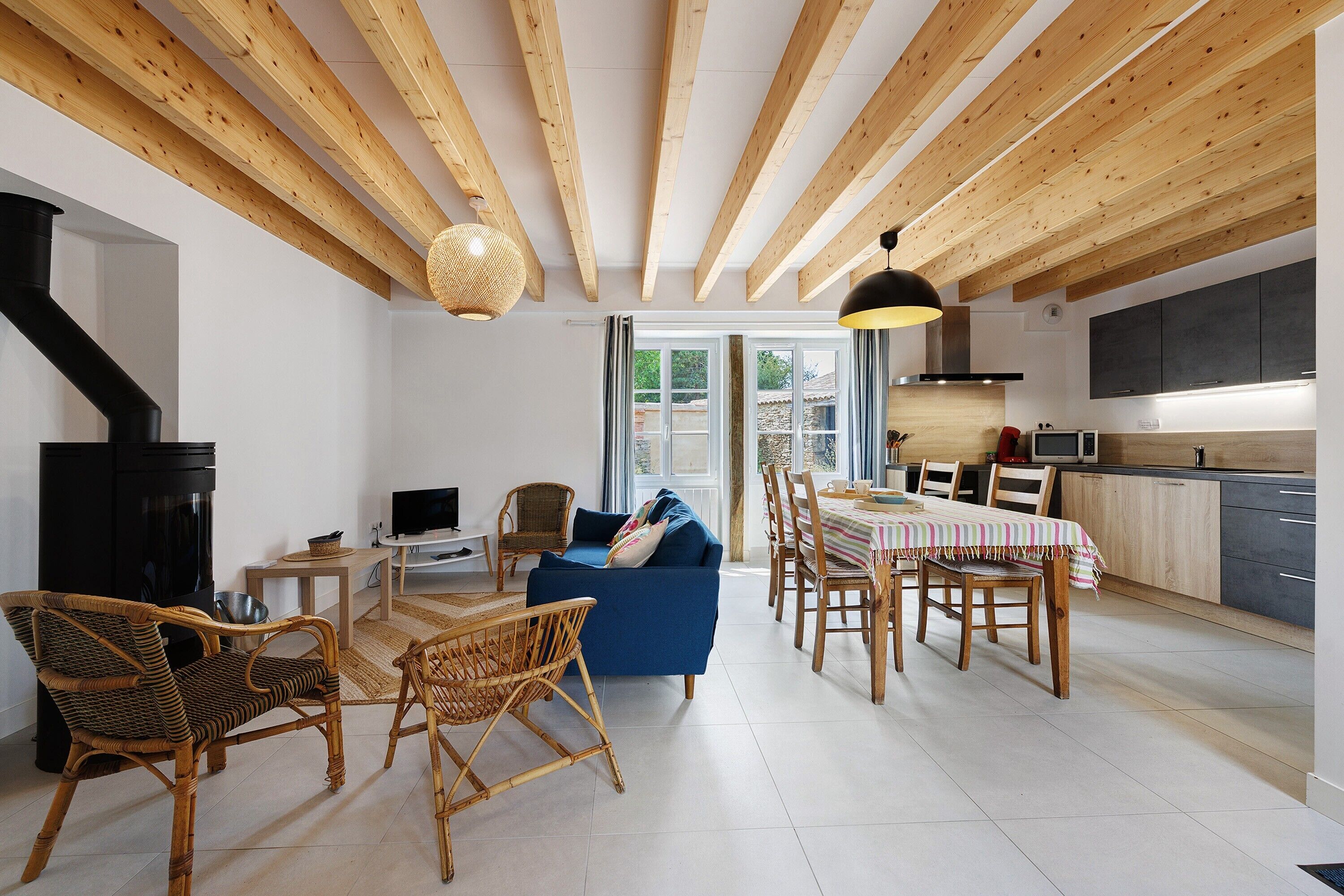 Ein modernes Interieur mit Essbereich, Küche und Wohnbereich.