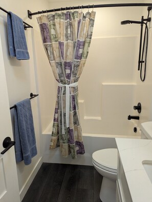 Hair dryer, towels, toilet paper - Affordable 2 bd in Montana’s only Cohousing Community. All things YELLOWSTONE! (Bozeman)