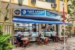 تناول الطعام بالخارج