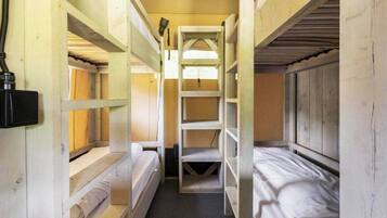 6 bedrooms, WiFi (free), bed sheets
