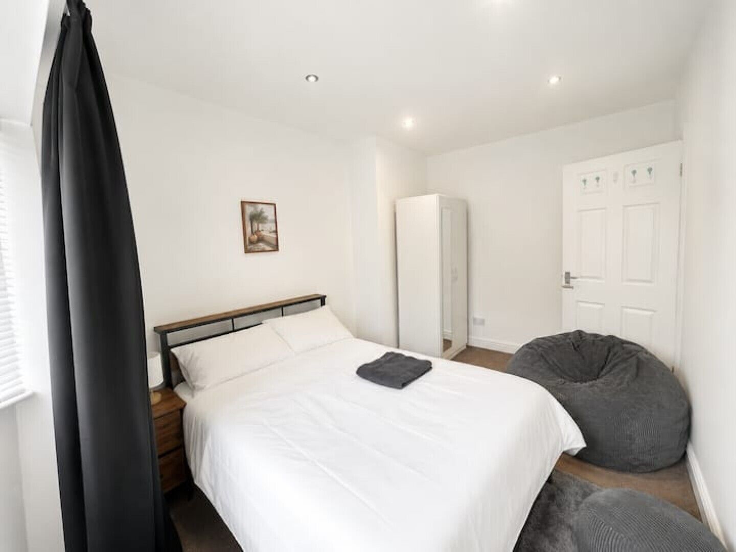 Iron/ironing board, bed sheets