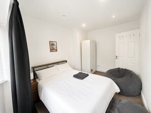 Iron/ironing board, bed sheets - Luxury Grand Three-Bed Residence in Birmingham (Birmingham)