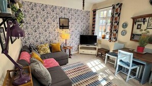 A living room with a sofa, a television, a coffee table, and a bookshelf. - #05 Fam Apart|sleeps 10|near Kingsbury Water Park (Coleshill)
