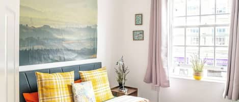 3 habitaciones, escritorio y tabla de planchar con plancha