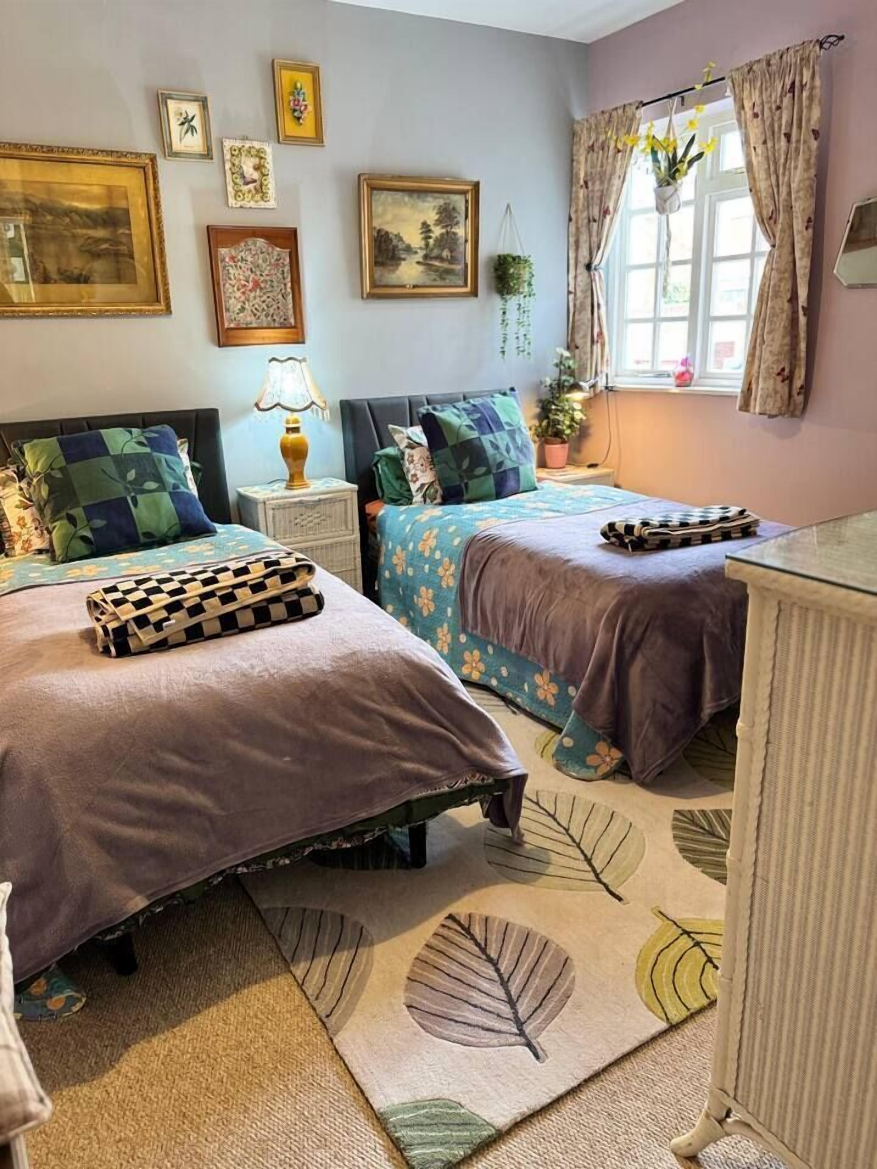3 chambres, bureau, fer et planche à repasser, lit de bébé portatif