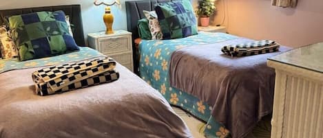 3 habitaciones, escritorio y tabla de planchar con plancha