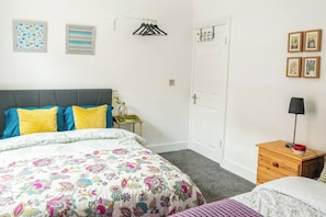A bedroom with a bed, bedside table, lamp, and a door. - #05 Fam Apart|sleeps 10|near Kingsbury Water Park (Coleshill)