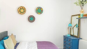 A bedroom with a bed, a dresser, a mirror, and decorative plates on the wall. - #05 Fam Apart|sleeps 10|near Kingsbury Water Park (Coleshill)