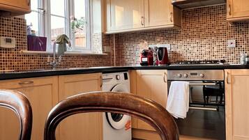 Coffee/tea maker, fridge, oven, stovetop