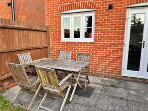 Outdoor dining - Entire home in Saxmundham for
5 guests, 2 bedrooms, 3 beds, 2.5 bathrooms (Saxmundham)