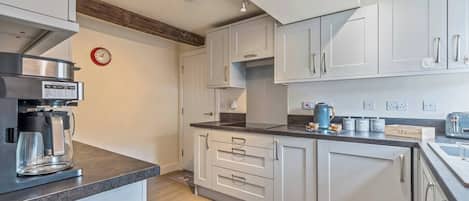 Coffee/tea maker, fridge, microwave, oven