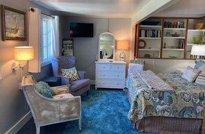 Room - Colorful Country Studio (Sonoma)