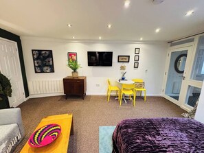 Desk, iron/ironing board, travel cot, WiFi - #11 Spacious Studio|Sleeps 4|5mins CannonHillPark (West Midlands)