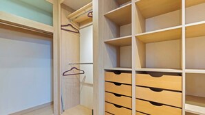 Um closet amplo com prateleiras e gavetas de madeira.