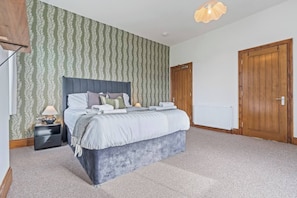 8 bedrooms, desk, iron/ironing board, WiFi - #111 Farm Complex sleeps 23 (Blithbury)
