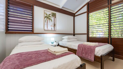Driftwood- Pet friendly home next to the ocean