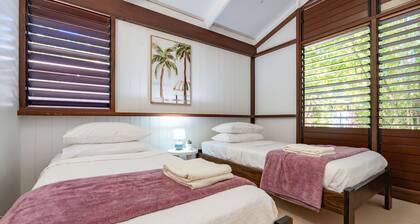 Driftwood- Pet friendly home next to the ocean