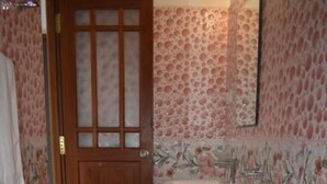 Ein Badezimmer mit Toilette, Waschbecken und Duschbereich.