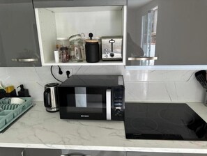 Kühlschrank, Mikrowelle, Herdplatte, Geschirrspüler