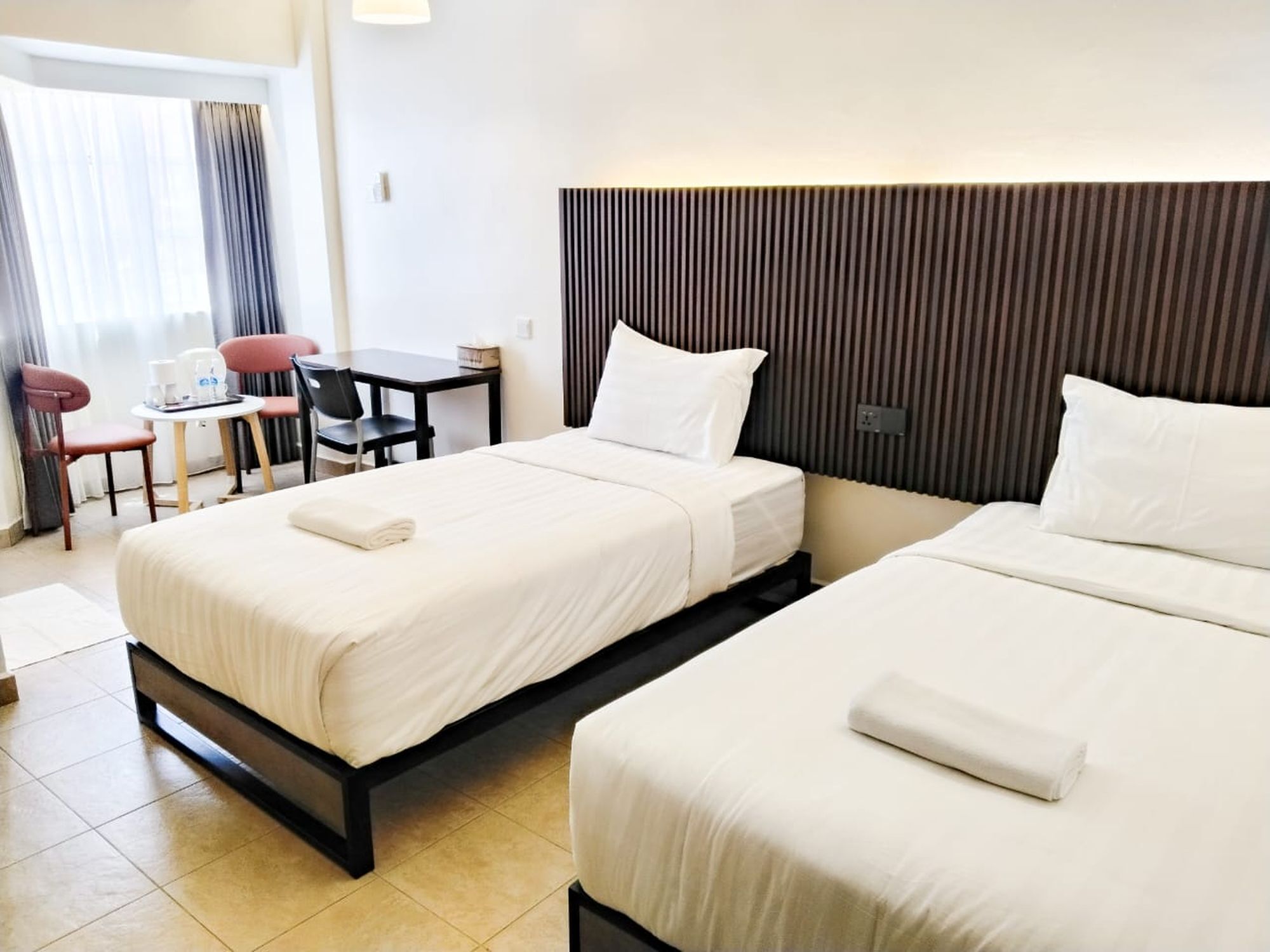 Escritorio, wifi gratis y ropa de cama 