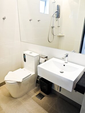 Phòng đôi Deluxe | Phòng tắm | Buồng tắm vòi sen, vòi sen phun mưa, đồ dùng nhà tắm miễn phí 