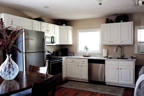 Sweet Pea Cottage — King Suite  2.4 miles from MSU