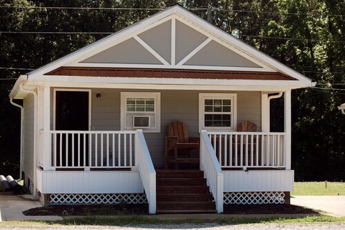 Sweet Pea Cottage — King Suite  2.4 miles from MSU