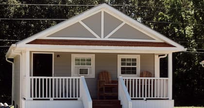 Sweet Pea Cottage — King Suite 2.4 miles from MSU