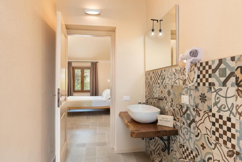 Chaussons, savon, papier toilette