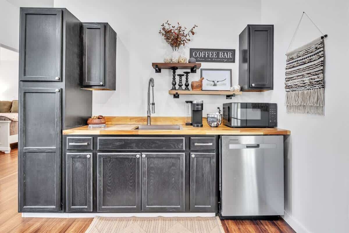 Coffee/tea maker, fridge, microwave, oven