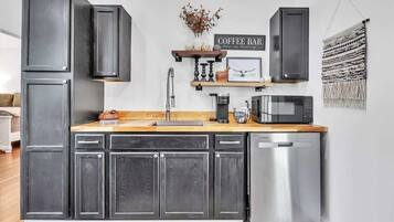 Coffee/tea maker, fridge, microwave, oven