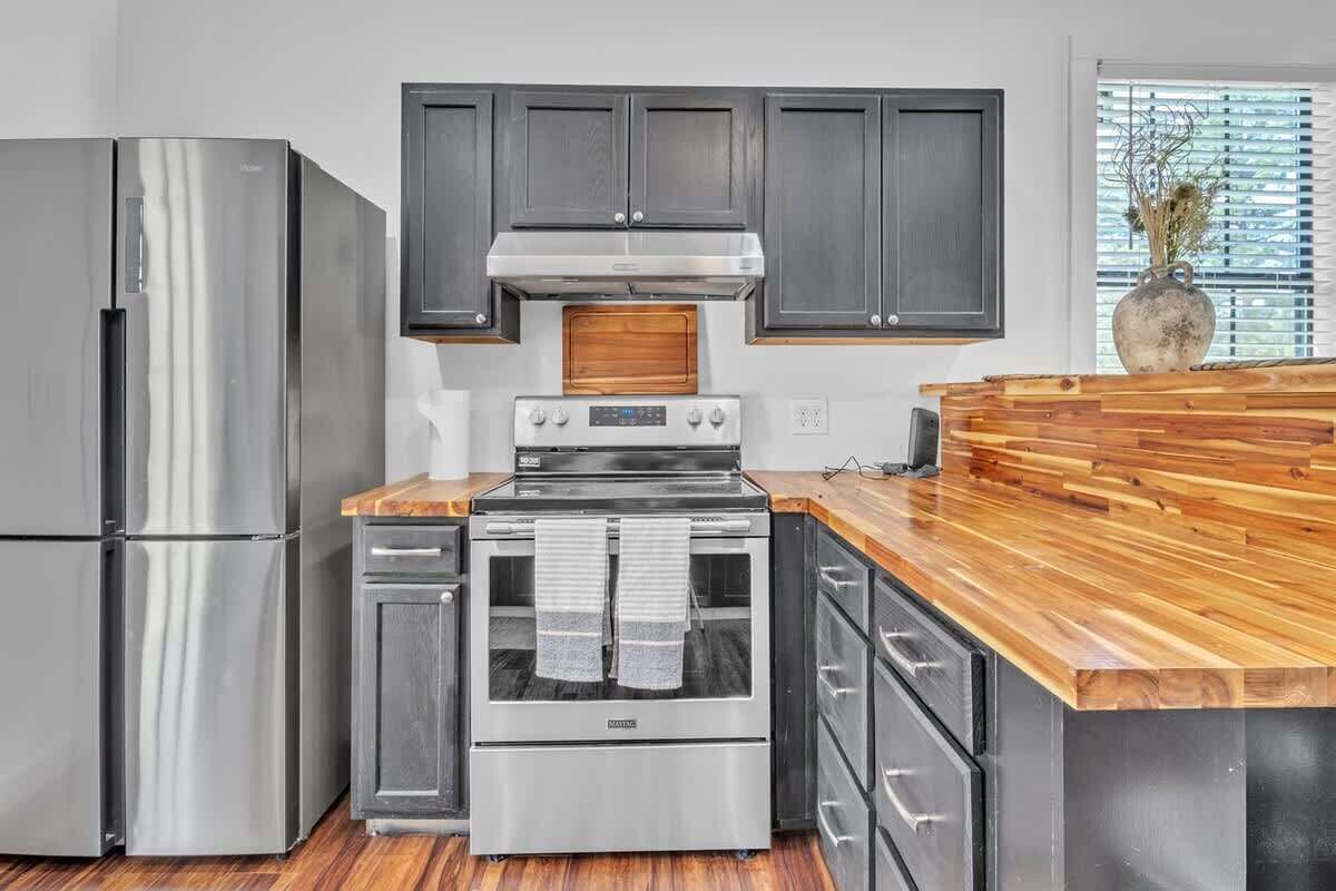 Coffee/tea maker, fridge, microwave, oven