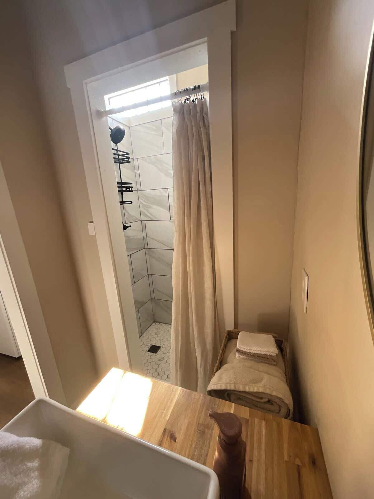Shower, shampoo