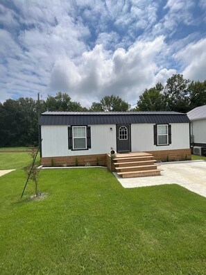 Exterior - Suzy Blue — Cozy Queen Cottage Near MSU (Starkville)