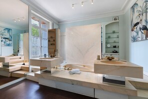 A modern bathroom with two sinks, a bathtub, and a large mirror. - Holiday Home 'Grande Villa Italienne Avec Parc' with Private Pool, Private Terrace and Wi-Fi (Saint-Étienne-de-Mer-Morte)