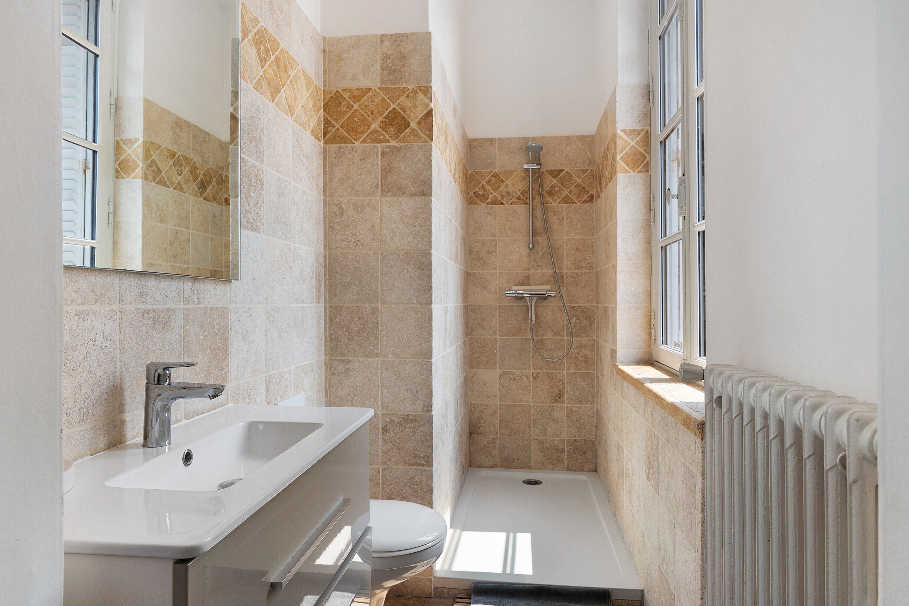 Douche, sèche-cheveux, serviettes fournies