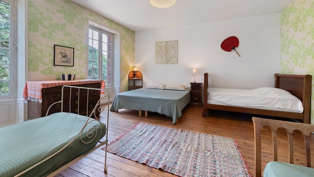 9 bedrooms, iron/ironing board, WiFi, bed sheets