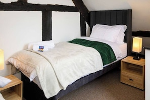 2 bedrooms, iron/ironing board, WiFi, bed sheets - #66 Beautiful cottage near Cannock Chase (Blithbury)