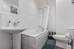 Hair dryer, soap, shampoo - #117 Modern City Centre Apartment in Leicester (Leicester)