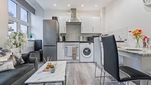 Une cuisine moderne avec un coin repas, un canapé et une table basse.