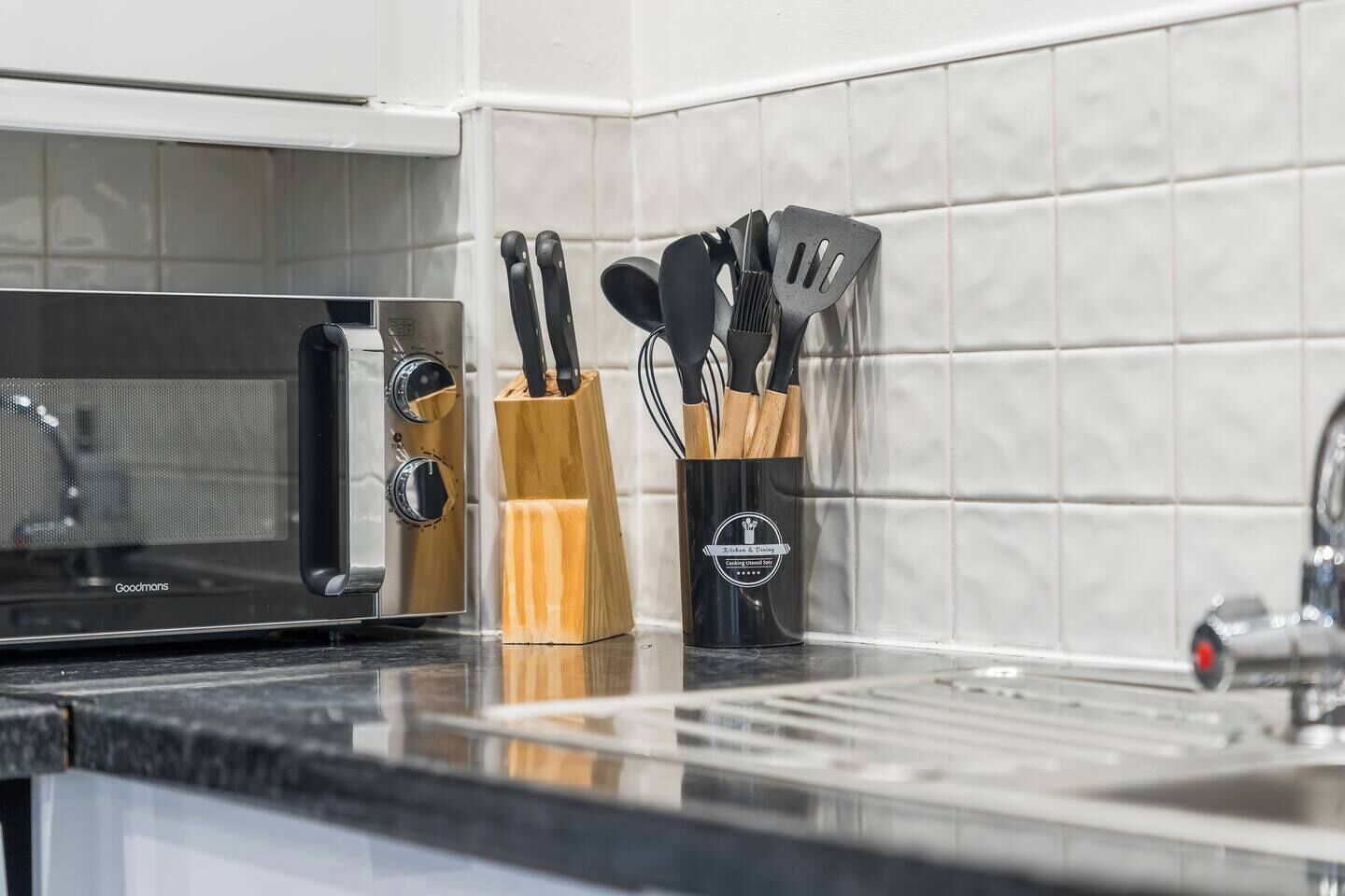 Cafetera o tetera, frigorífico, microondas y horno