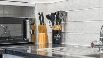 Cafetera o tetera, frigorífico, microondas y horno